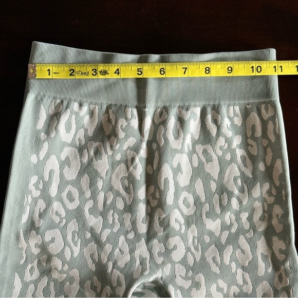 NWT Sweaty Betty Blue Leopard Paint Jacquard Base Layer Leggings Size Small Ski - Picture 11 of 15
